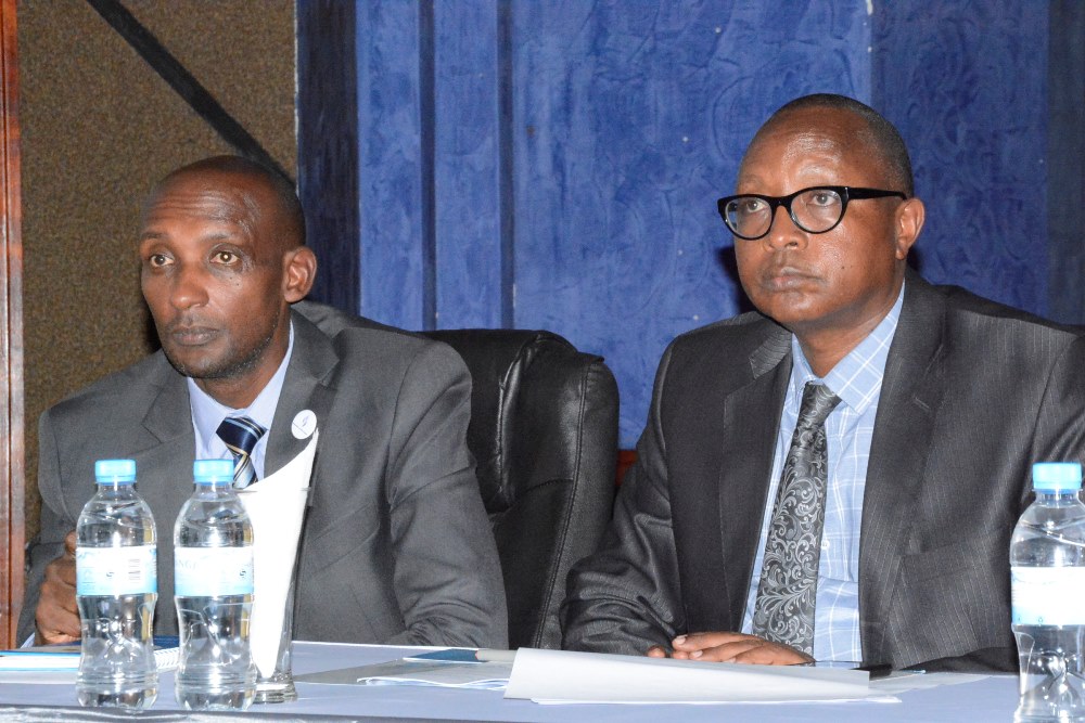 Komiseri mukuru wa RRA, Richard Tusabe n'Umugenzizi mukuru w'imari ya leta, Obadiah Biraro
