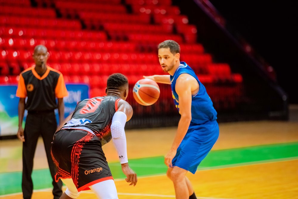 Williams Robeyns ni umwe mu bakinnyi babiri bashya bagiye gukinira Ikipe y'Igihugu muri Afrobasket 2021