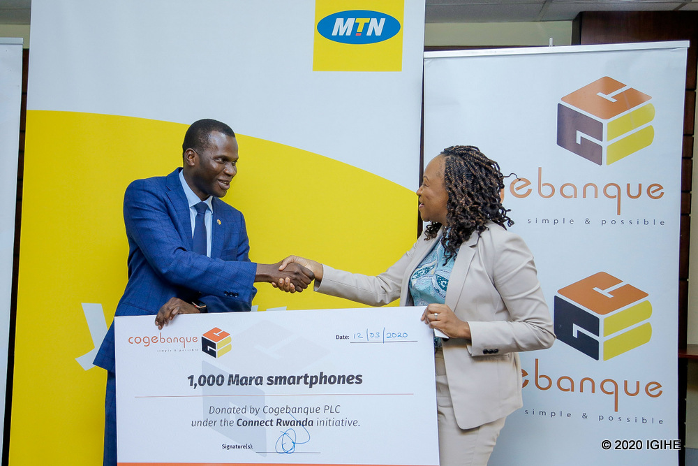 Umuyobozi Mukuru wa Cogebanque, Cherno Gaye, ashyikiriza Umuyobozi mukuru wa MTN, Mitwa Kaemba Ng’ambi, sheki y'umubare wa telefone zatanzwe muri gahunda ya Connect Rwanda