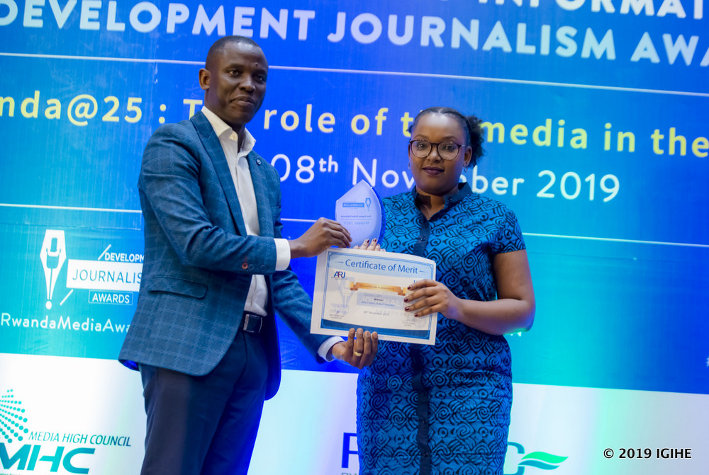 Umuyobozi Mukuru muri IGIHE Ushinzwe ibikorwa by'Ubucuruzi Yvonne Mutoni ashyikirizwa igihembo cyagenewe IGIHE