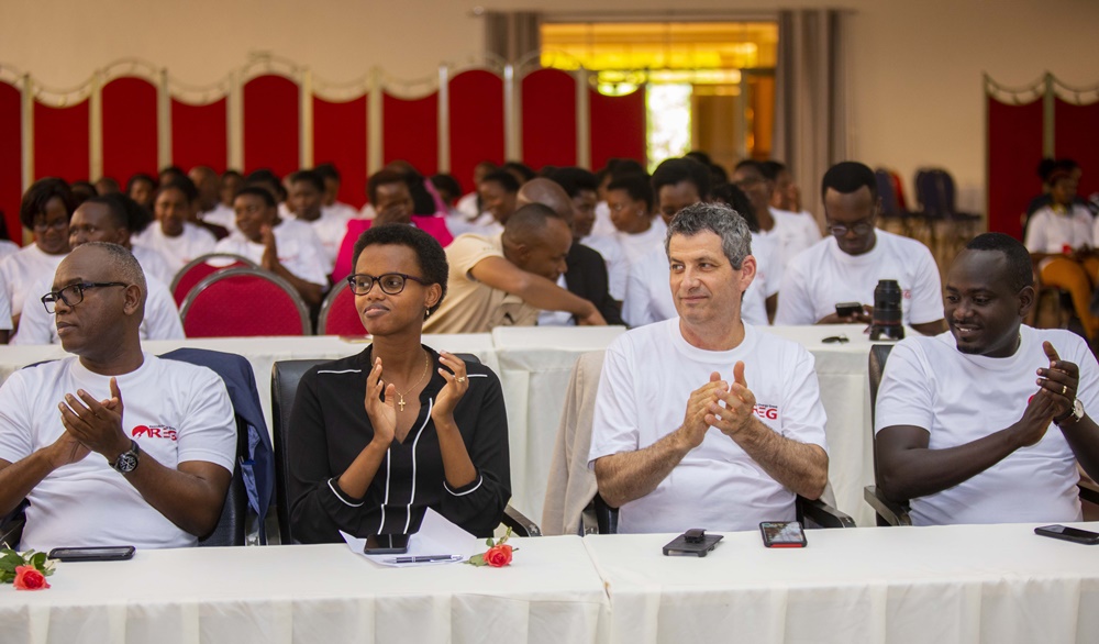 Umunyamabanga Uhoraho muri Minisiteri y’Ibikorwaremezo, Eng. Patricie Uwase, ari mu bitabiriye ibi birori. Yari kumwe n'abayobozi bakuru barimo uwa REG, Ron Weiss