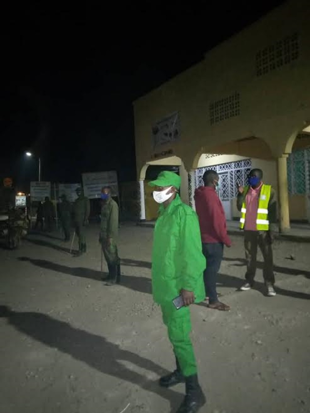 Inzego z'umutekano zari zageze mu muhanda mbere ya saa moya, ziri gukebura abantu ngo batahe