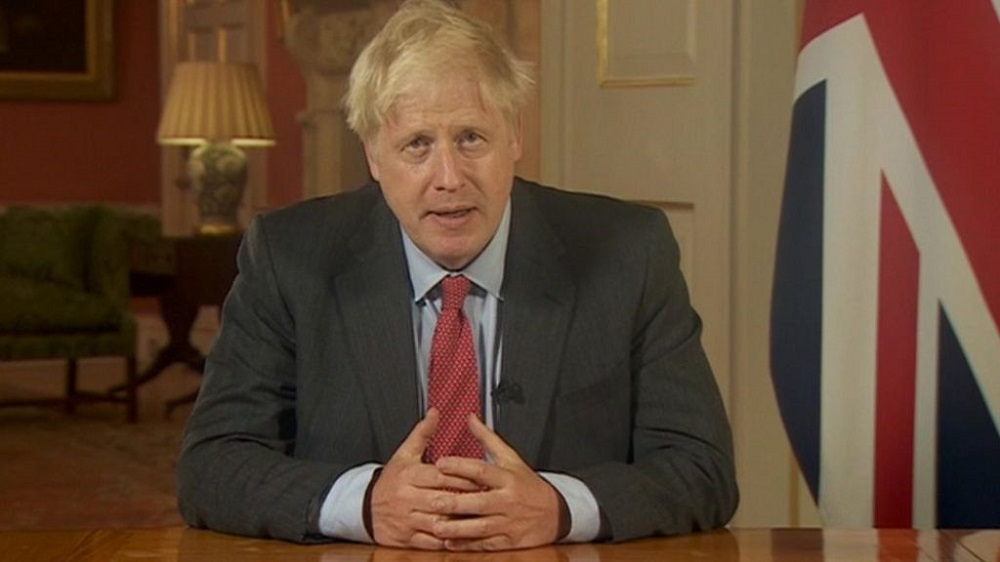 Minisitiri w'Intebe w'u Bwongereza, Boris Johnson, ubwo yasobanuraga ingamba nshya za Guma mu Rugo zizagirwa itegeko ku wa Gatatu