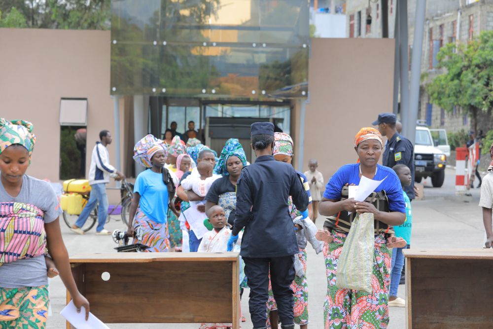 Abanyarwanda babaga muri RDC u Rwanda rwakiriye bambuze banyuze ku mupaka munini wa La Corniche
