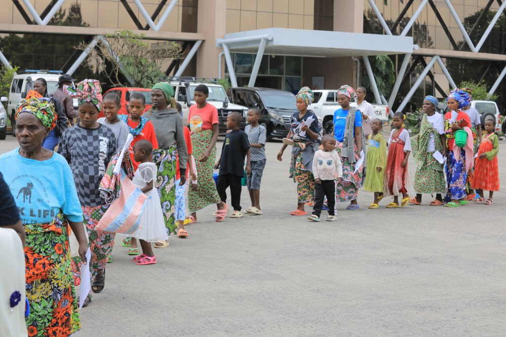 Abanyarwanda u Rwanda rwakiriye barenga 300 baturutse muri RDC biganjemo abagore n'abana