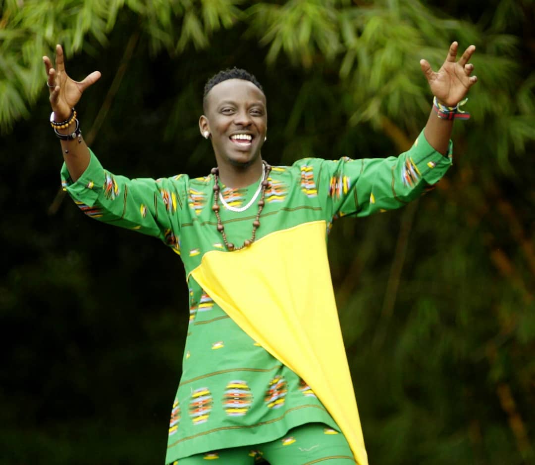 Sentore Jules, ubwo yari mu ifatwa ry'amashusho y'iyi ndirimbo