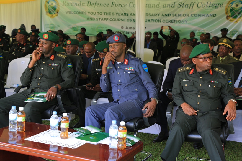 Umugaba mukuru w'Ingabo zirwanira mu kirere, Brig Gen Charles Karamba (hagati) n'uw'izirwanira ku butaka, Maj Gen Jacques Musemakweli (ibumoso)