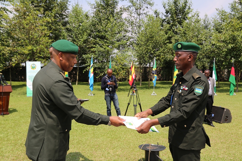 Abasirikare basoje amasomo bahawe impamyabumenyi