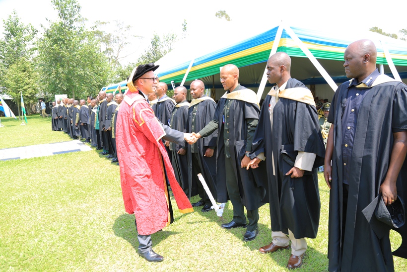 Umuyobozi wungirije wa Kaminuza y'u Rwanda, Prof. Phillip Cotton, asuhuza abasirikare bari basoje amasomo bari bamazemo umwaka