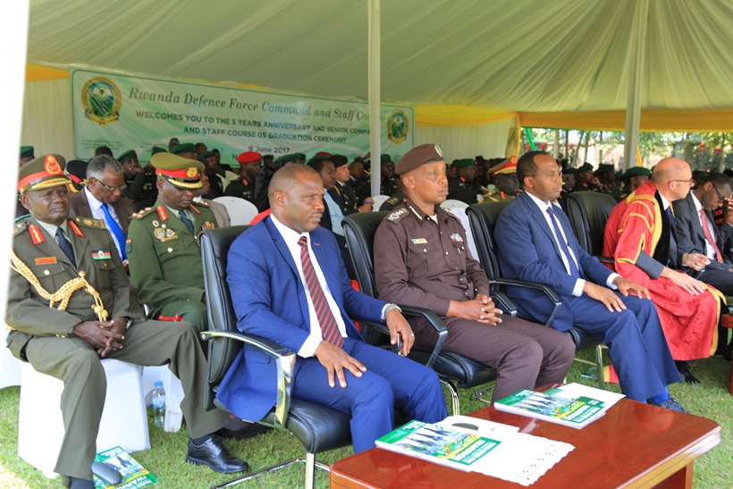 Guverineri w'Intara y'Amajyaruguru, Musabyimana Jean Claude (ibumoso) na Komiseri mukuru wa RCS, CGP Rwigamba George (hagati) bari mu bitabiriye uyu muhango