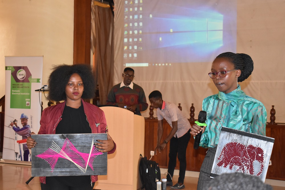 Aba bakobwa bafite umushinga wo gukora imitako hifashishijwe ubudodo