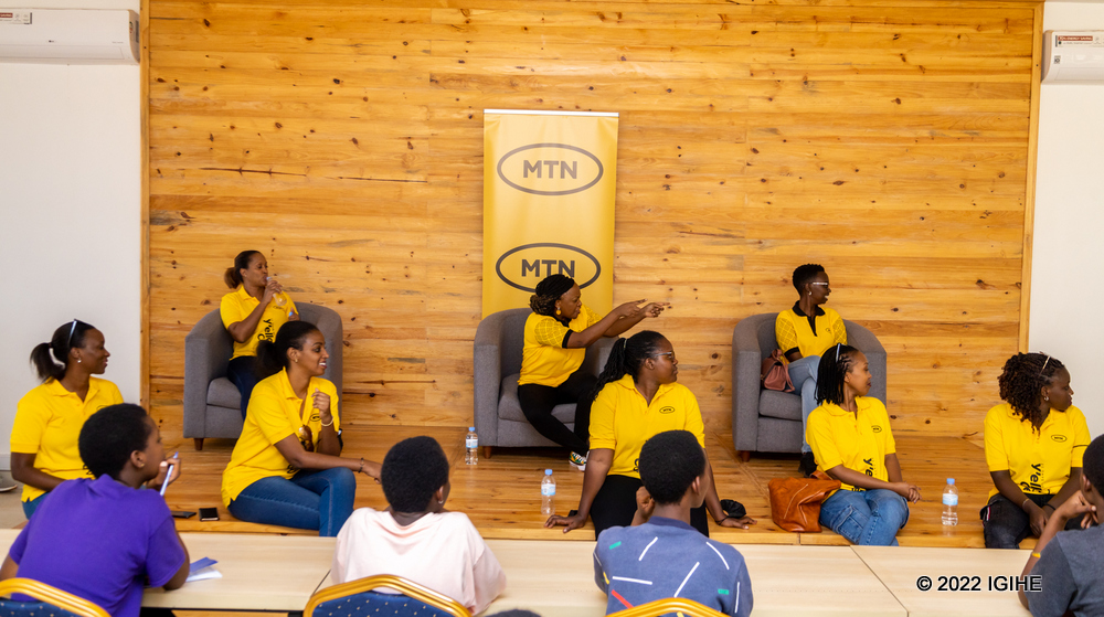 Aba bakozi ba MTN Rwanda baciye bugufi baganiriza urubyiruko rw'abakobwa