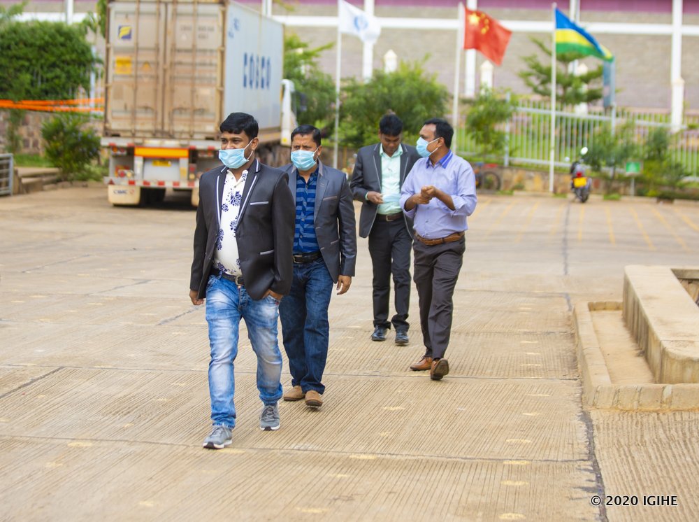 Aba banyeshuri bahuguwe n'impuguke mu kudoda zo muri Bangladesh