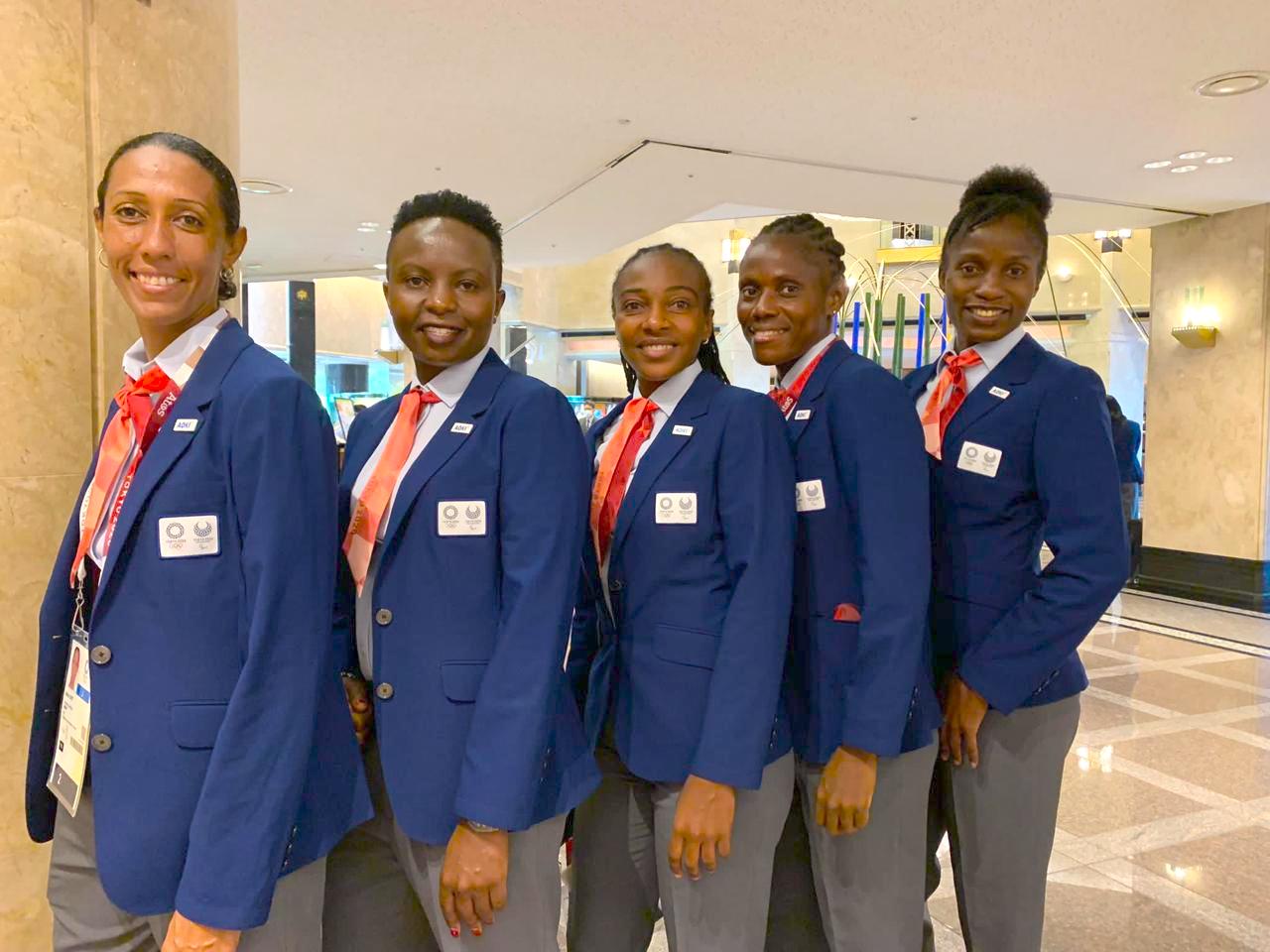 Abanyafurika batanu barimo Mukansanga (hagati) bagiye kwandika amateka yo gusifura umukino wa ¼ mu Mikino Olempike iri kubera i Tokyo mu Buyapani