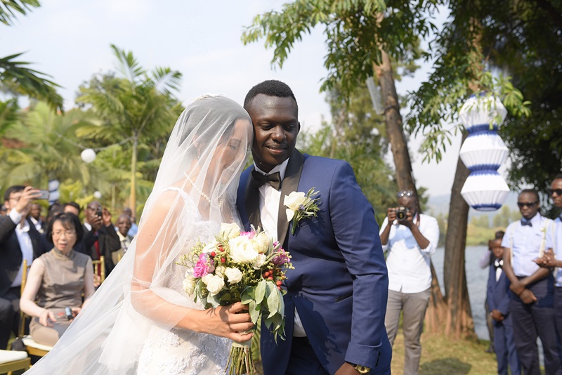 Kavutse na Amanda bambikanye impeta y'urudashira ku wa 9 Nyakanga 2016 mu birori biryoheye ijisho