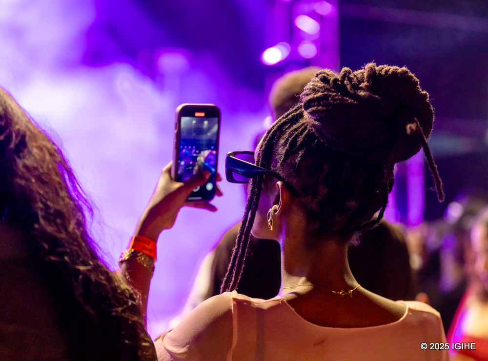 Ababishoboye bafashe amafoto y'urwibutso muri iki gitaramo