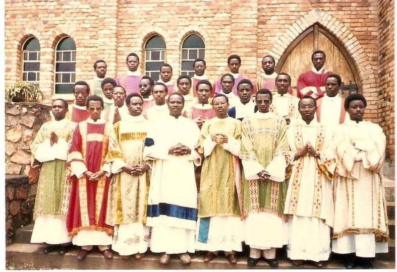 Antoine Cardinal Kambanda ni umwe mu basore bahawe Ubusaserodoti na Papa Yohani Pawulo II
