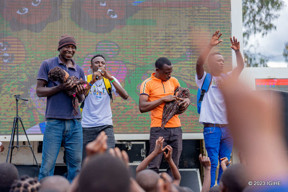 Ababyeyi b'abagabo bigishishijwe uko bakita ku mwana ukiri muto
