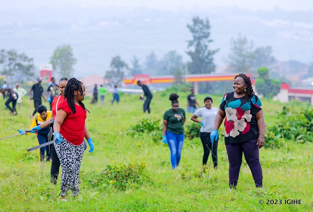 Ababyeyi b'Abanyakenya bazanye n'abana babo mu muganda
