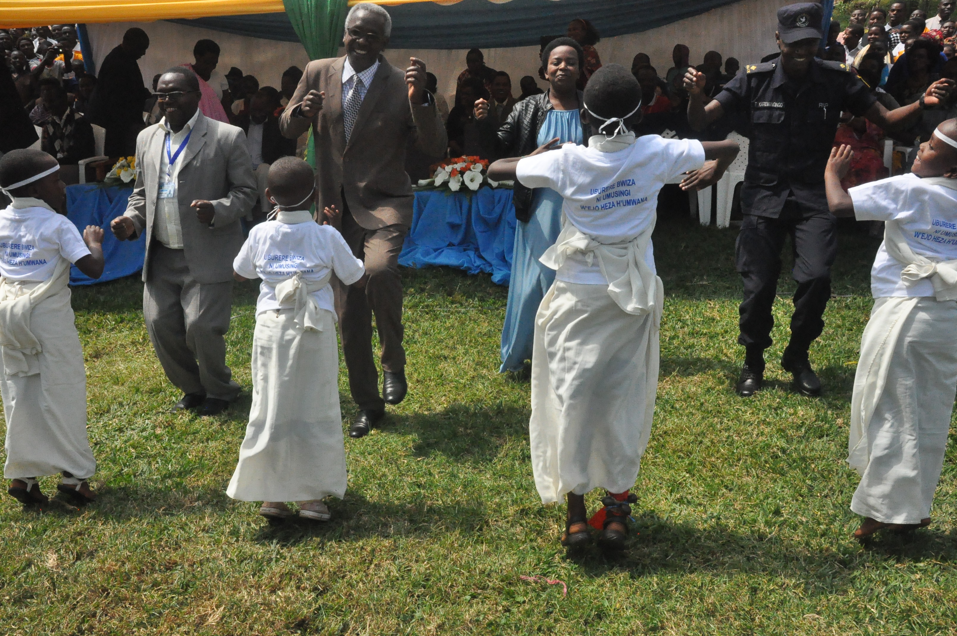 Ababyeyi bafatanyije n'abana gucinya akadiho