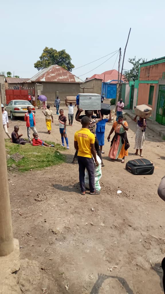 Ababyeyi bahise baza gutwara abanyeshuri babajyana mu miryango