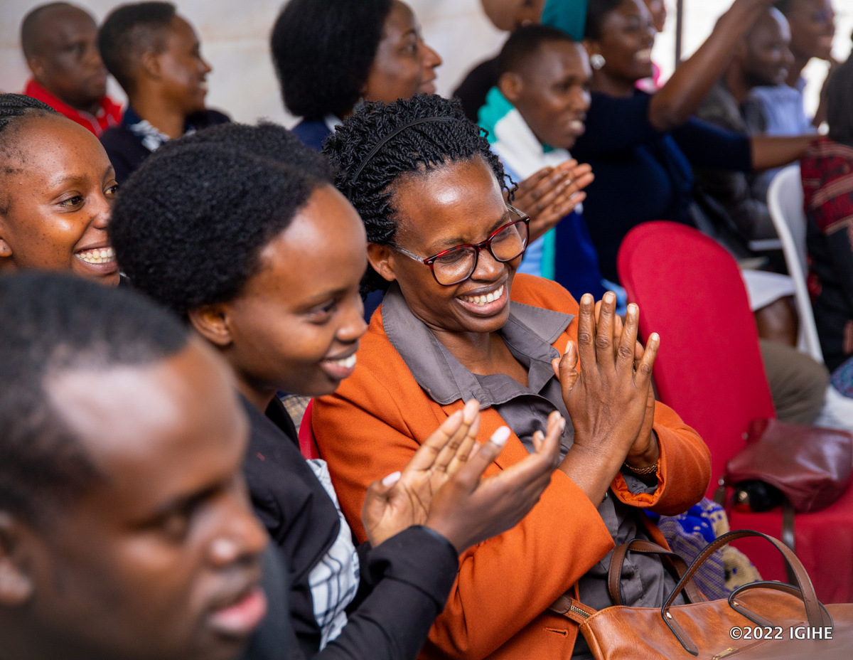 Ababyeyi bishimira uko abana babo bagenda batera indi ntambwe
