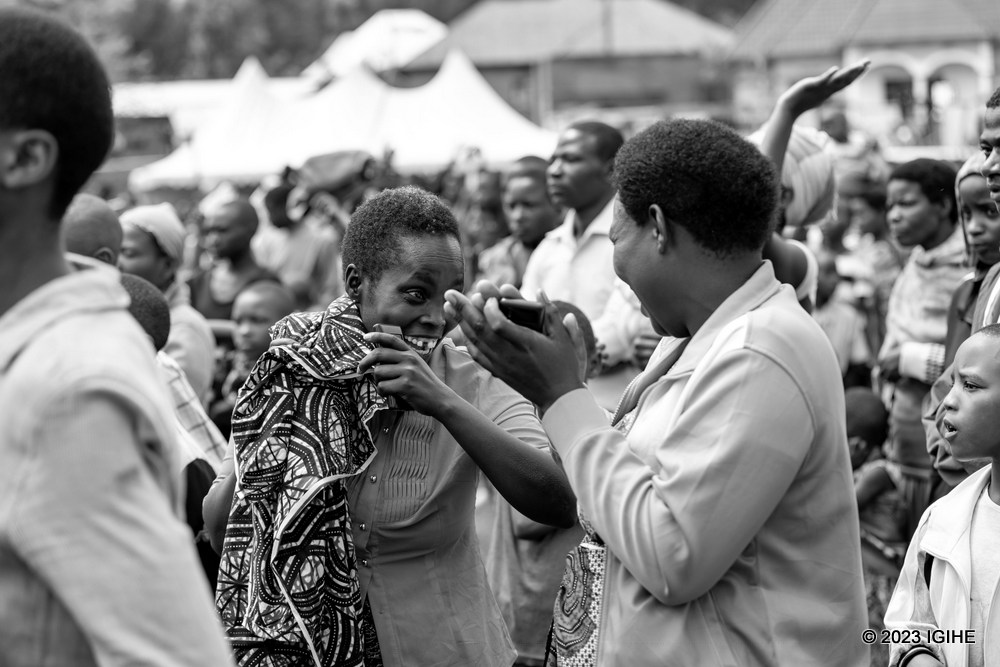 Ababyeyi bishimiye kumenya uko ibiganiro bya Ubongo byabafasha kurera abana babo