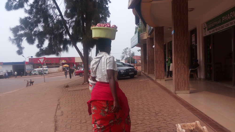Abacuruza agataro baba bazenguruka mu mujyi wa Huye bashakakisha ababagurira