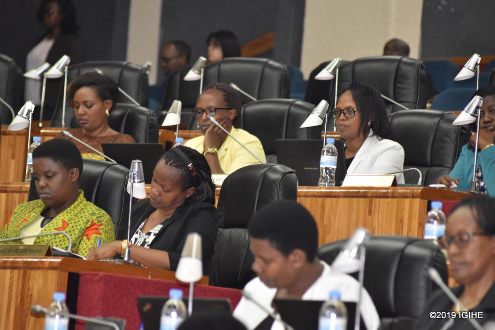 Abadepite basabye ko abaturage barenganyijwe basubizwa amafaranga yabo