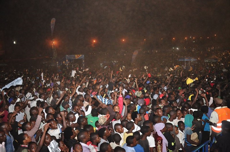 Abafana ba Bull Dogg bamushyigikiye kuva ku munota wa mbere kugeza avuye ku rubyiniro