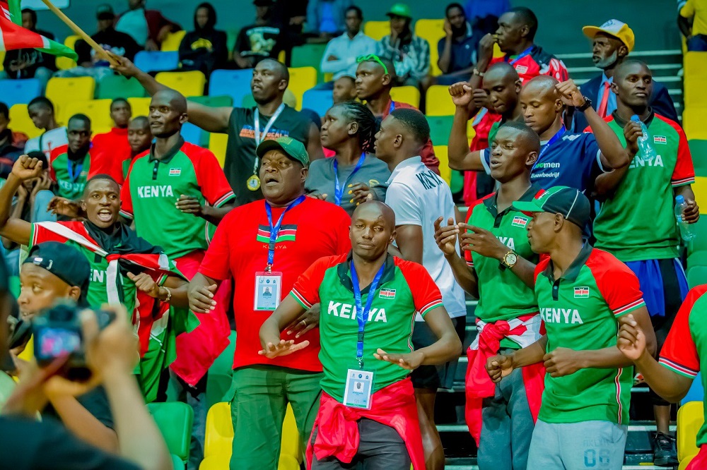 Abafana ba Kenya bashyigikiye ikipe yabo muri Volleyball