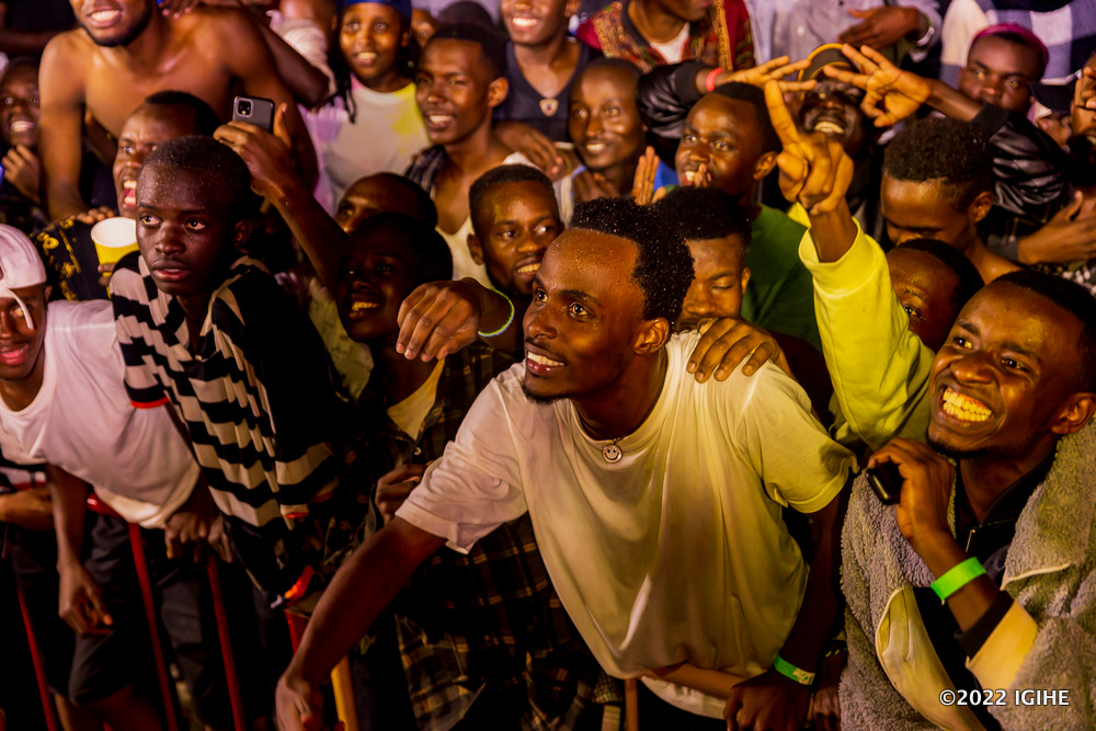 Abafana bafatanyije na Ariel Wayz kwishimira intsinzi ya Argentine nubwo we yafanaga u Bufaransa