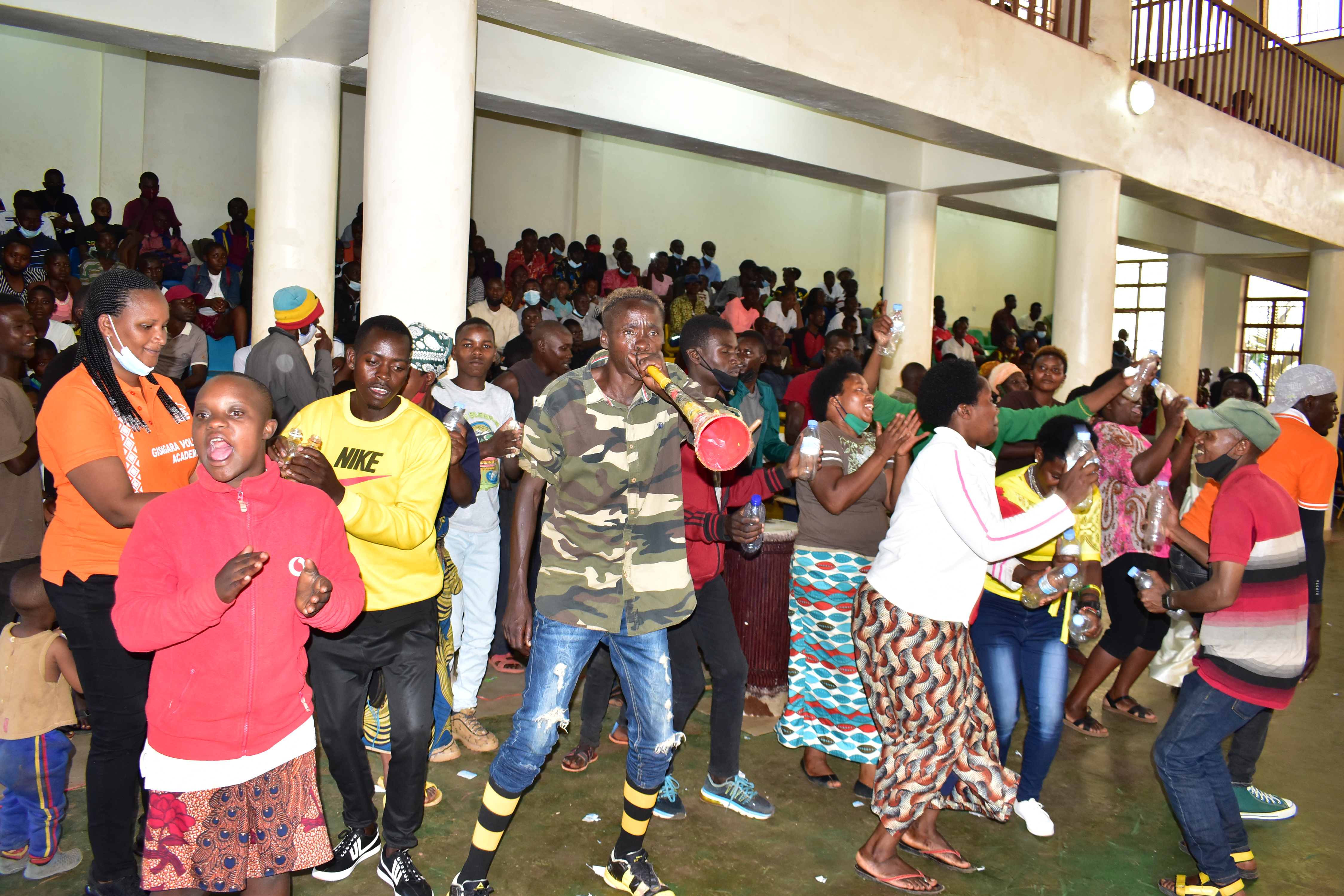 Abafana bari babukereye bareba Volleyball