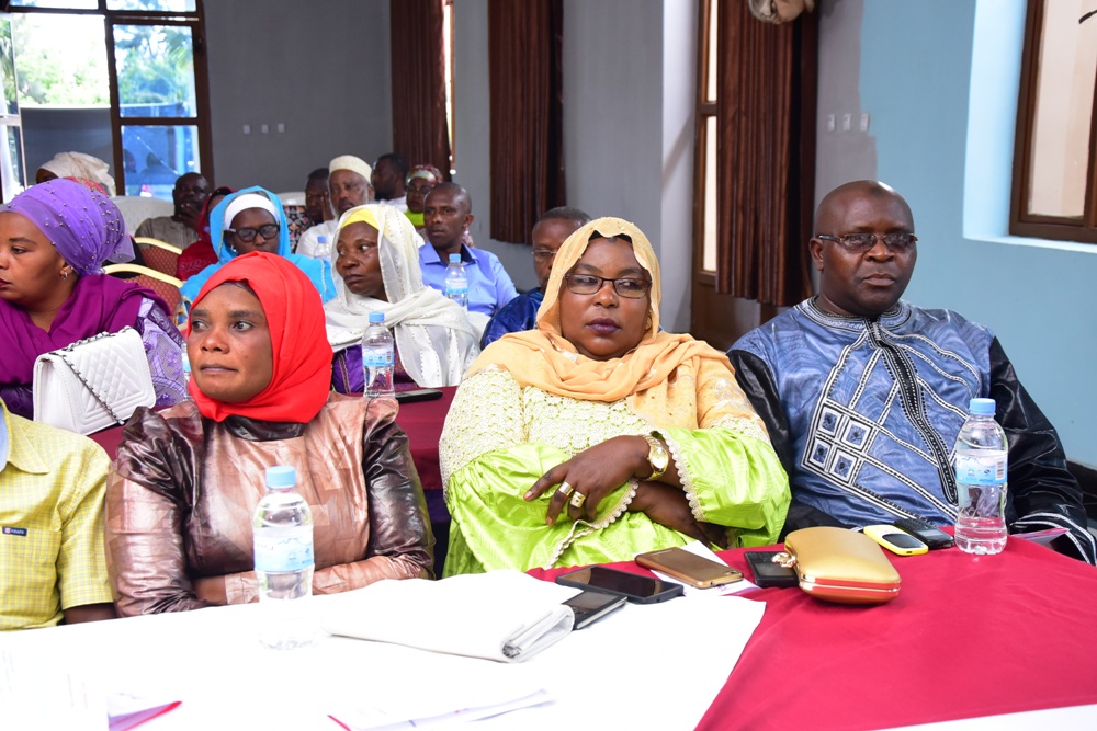 Abagabo bari bashyigikiye abagore babo muri iki gikorwa