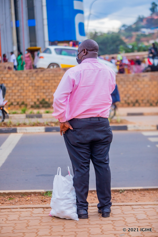 Abagabo na bo bitabiriye guhaha ibyo gusangira n'imiryango yabo