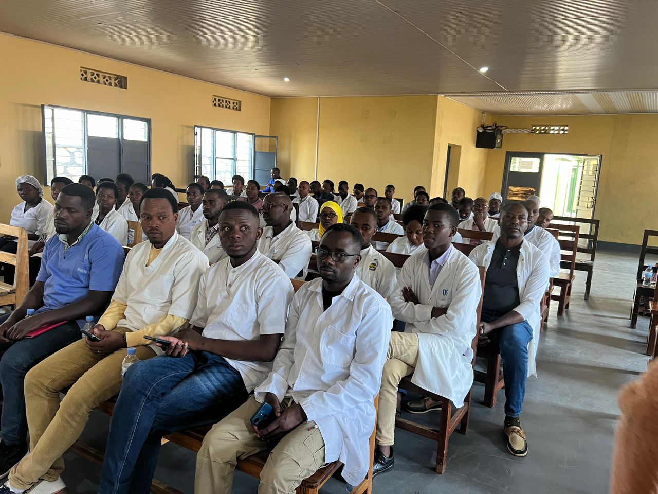 Abaganga 48 bakorera mu bigo nderabuzima byose bahuguwe uko bakoresha échographie