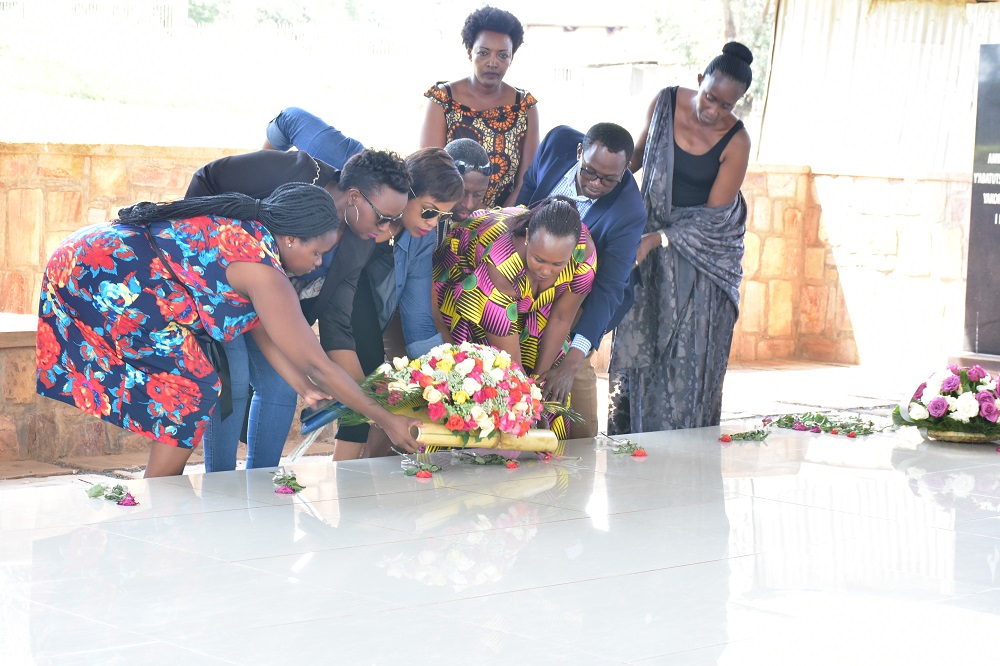 Abagize Komite ya Korali Ijwi ry'Impanda basuye banunamira imibiri y'Abatutsi bazize Jenoside iruhukiye mu Rwibutso rwa Jenoside rwa Ntarama ruri mu Bugesera
