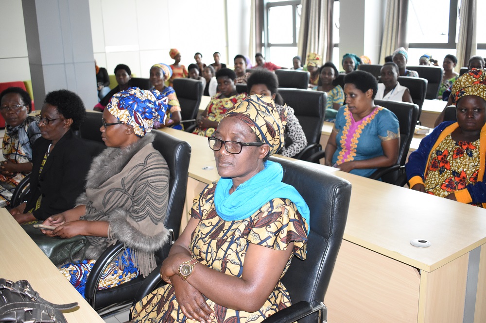 Abagore basoje amahugurwa basabwe gusangiza bagenzi babo ubumenyi bahawe