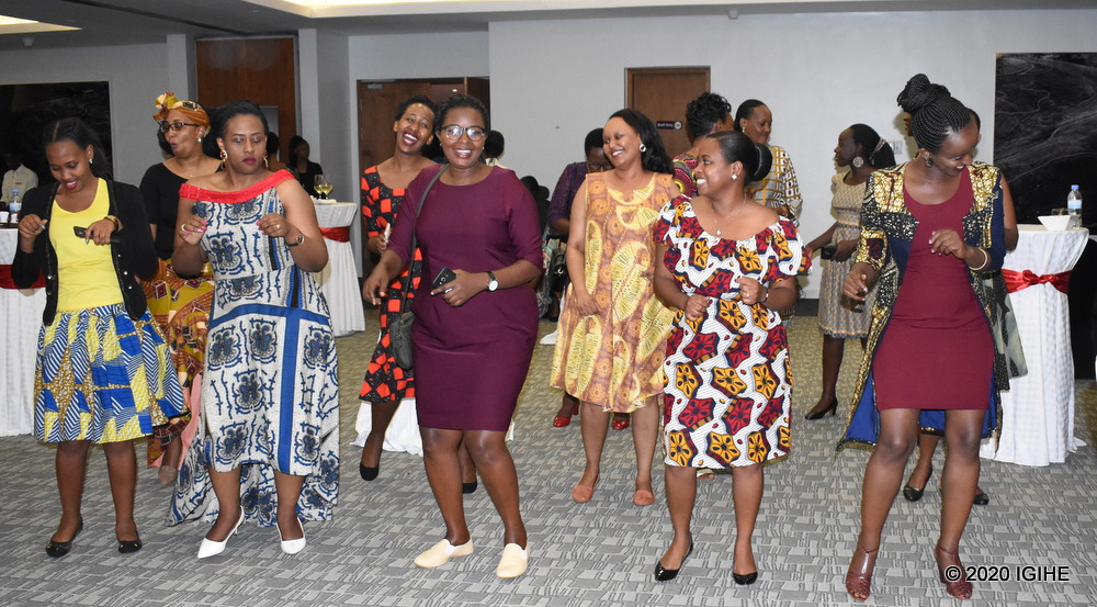 Abagore bishimiye guhura bakishimira umunsi wabo