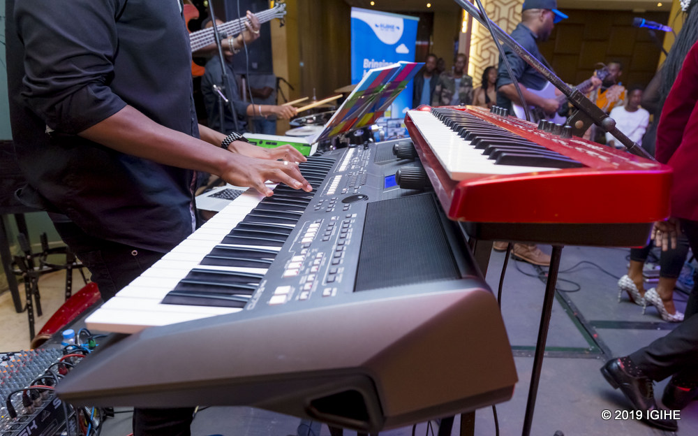 Abahanga mu gucuranga piano bari bakoranyeho