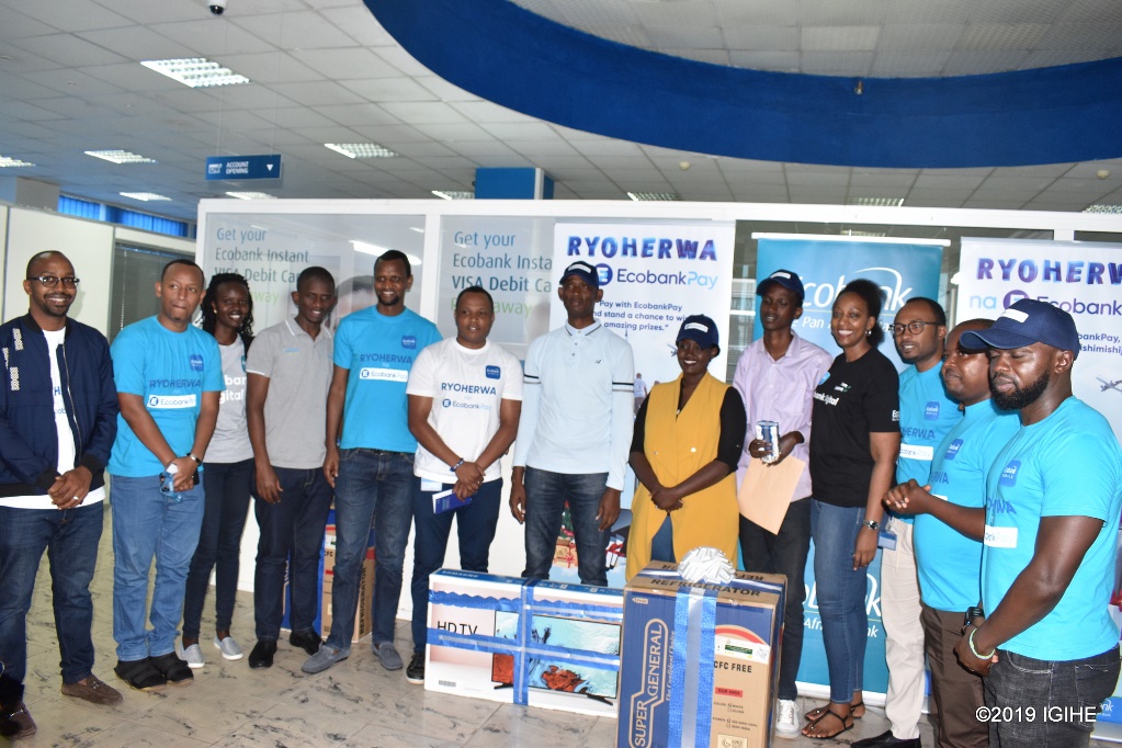 Abahawe ibihembo bafashe ifoto n'abayobozi n'abakozi ba Ecobank Rwanda