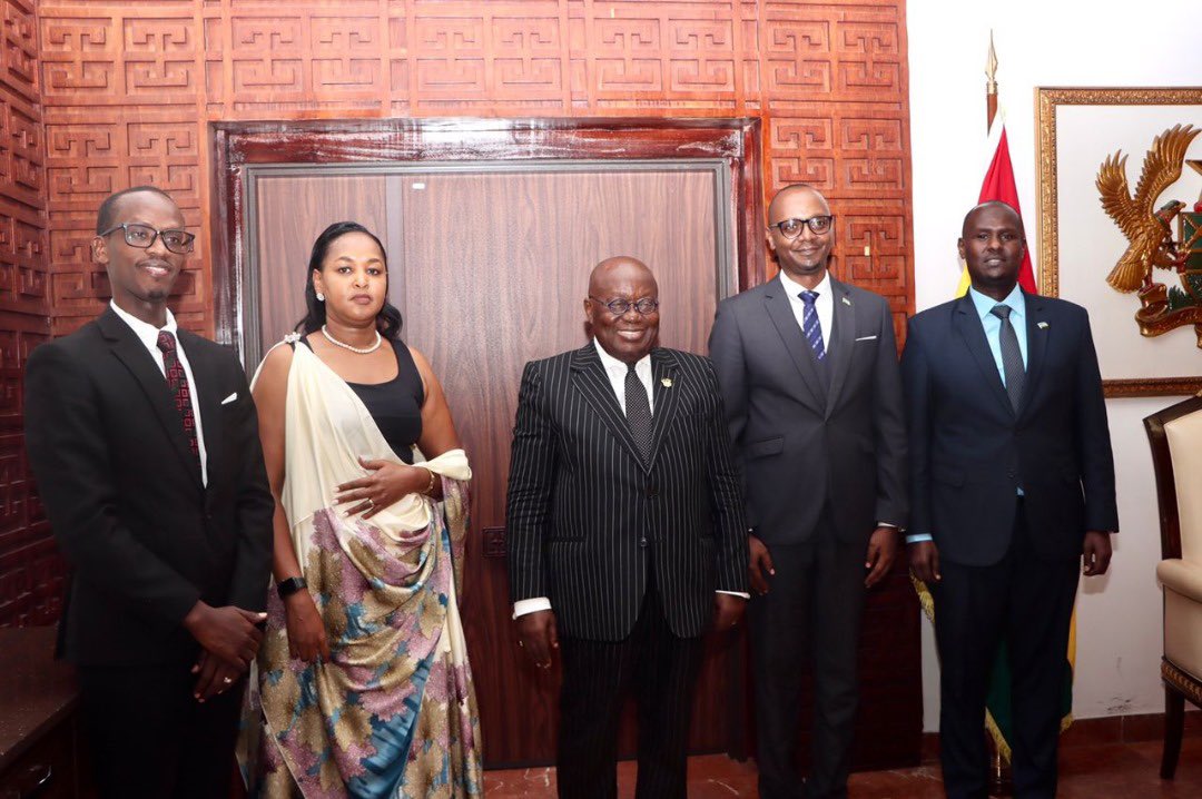 Perezida wa Ghana, Nana Akufo-Addo na Ambasaderi w’u Rwanda muri Ghana, Rosemary Mbabazi, bafashe ifoto y'urwibutso