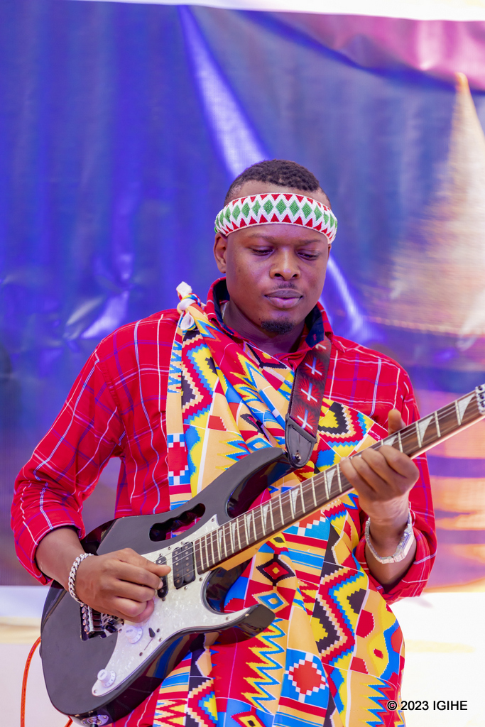Abakaraza b'ingomba z'i Burundi bazivuza bajyanisha n'umurya wa gitari