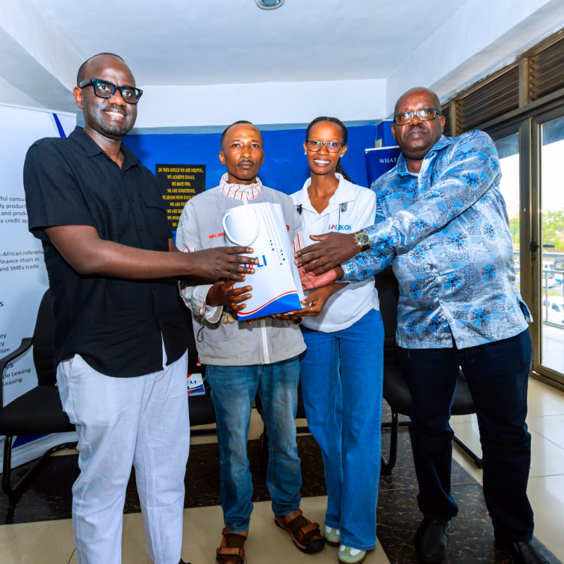 Abakiliya bari ku mashami ya Jali Finance bagenewe impano