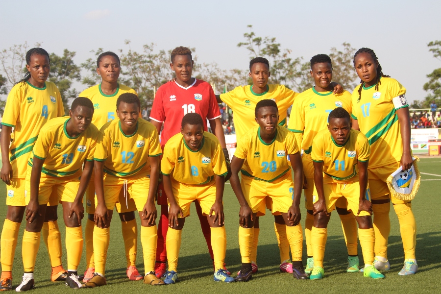 Mukamana (wa kabiri mu bahagaze uhereye ibumoso) ni umukinnyi ubanzamo mu Ikipe y'Igihugu y'u Rwanda y'Abagore