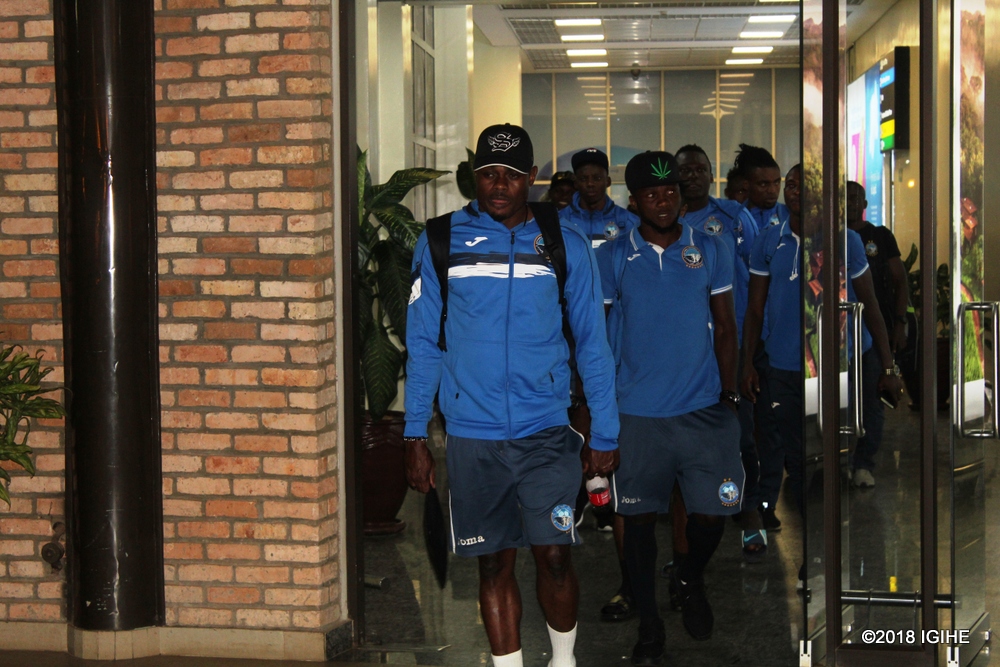 Abakinnyi ba Enyimba FC basohoka mu kibuga cy'indege