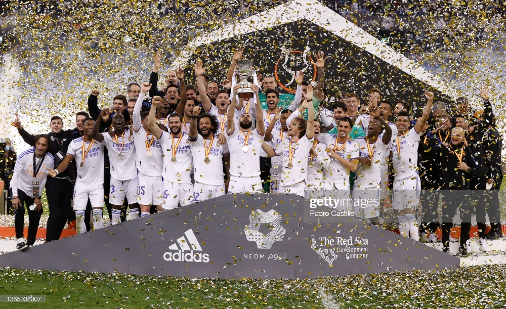 Abakinnyi ba Real Madrid bishimira igikombe begukanye