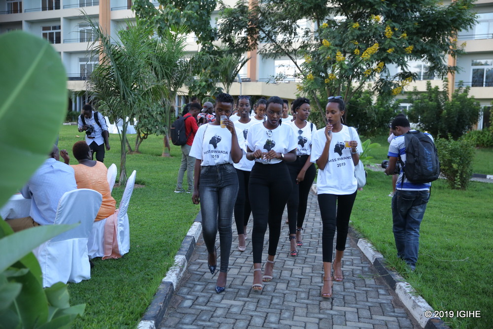 Abakobwa bari kwerekeza aho ibyumba byabo biherereye