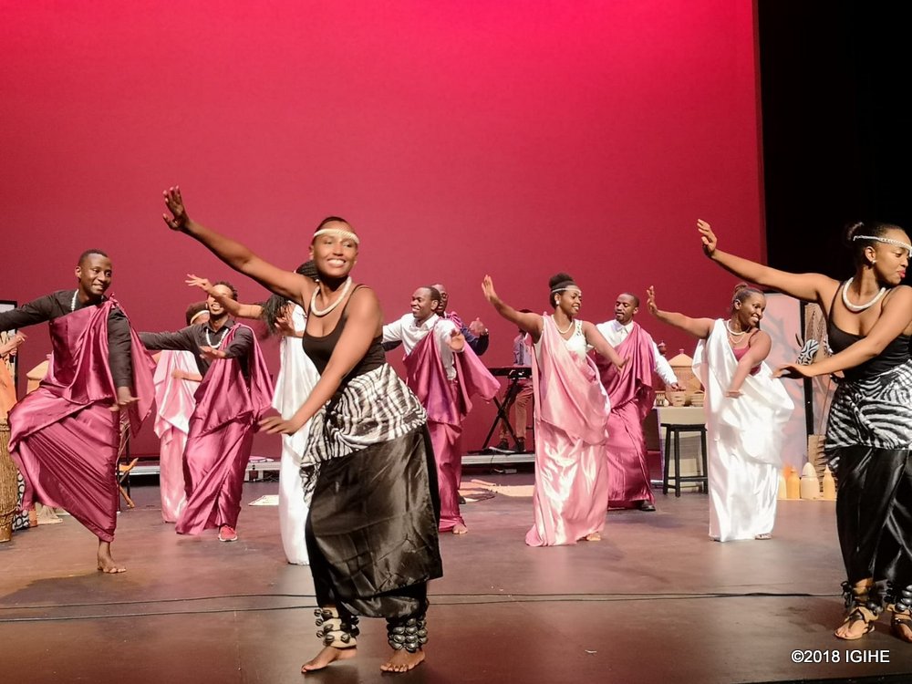 Abakobwa bateze amaboko bya Kinyarwanda
