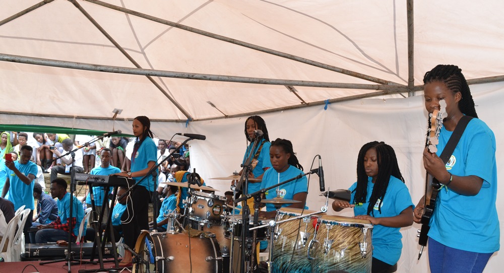 Abakobwa biga mu ishuri rya muzika i Muhanga basusurukize abitabiriye ibirori by'uyu munsi